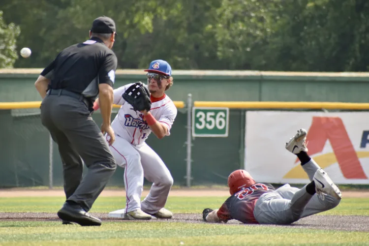 Tots beat Larks Saturday, fall to Big Sticks Sunday